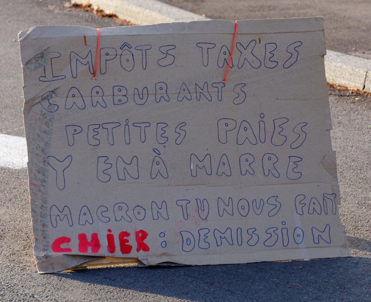 Pancarte « IMPÔTS TAXES CARBURANTS PETITES PAIES Y EN À MARRE MACRON TU NOUS FAIT CHIER : DEMISSION », Bavilliers (90), 24 novembre 2018