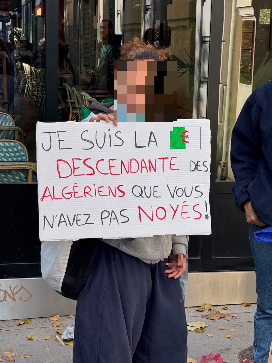 Pancarte « je suis la descendante des Algériens que vous n’avez pas noyéS », Paris (75), 17 octobre 2026