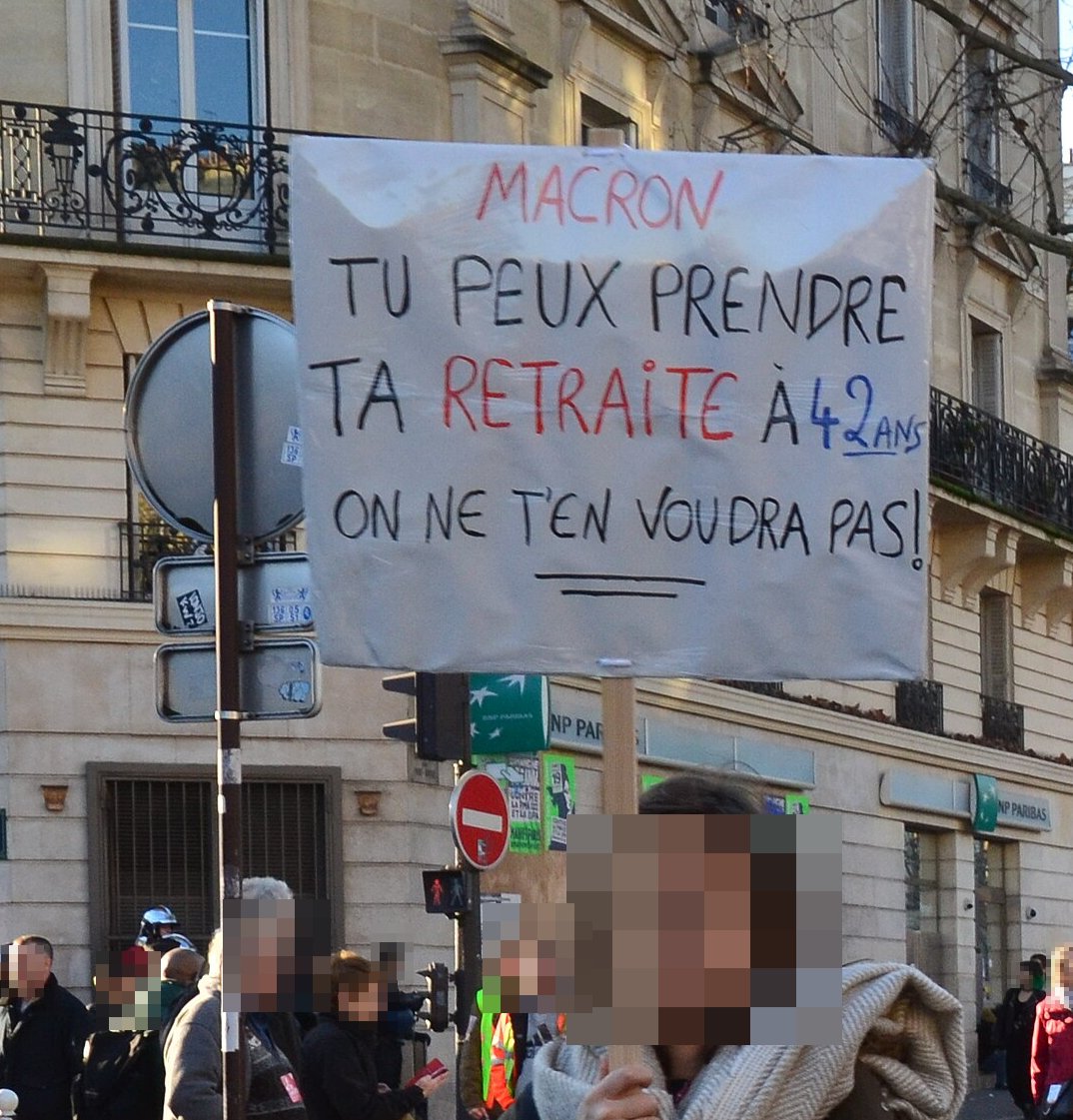 Pancarte « MACRON TU PEUX PRENDRE TA RETRAITE À 42 ANS ON NE T'EN VOUDRA PAS! », Paris (75), 16 janvier 2020