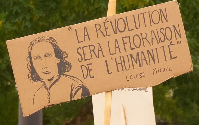 Pancarte « "LA RÉVOLUTION SERA LA FLORAISON DE L'HUMANITÉ" LOUISE MICHEL », Belfort (90), 10 septembre 2025