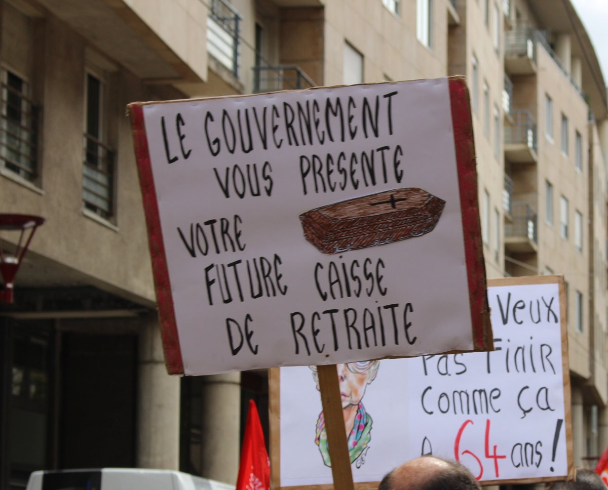 Pancarte « LE GOUVERNEMENT VOUS PRESENTE VOTRE FUTURE CAISSE DE RETRAITE », Le Mans (72), 13 avril 2023