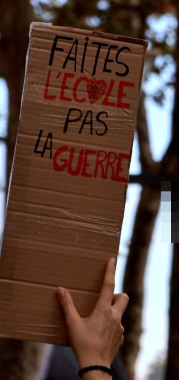 Pancarte « FAITES L'ÉCOLE PAS LA GUERRE », Paris (75), 6 octobre 2026