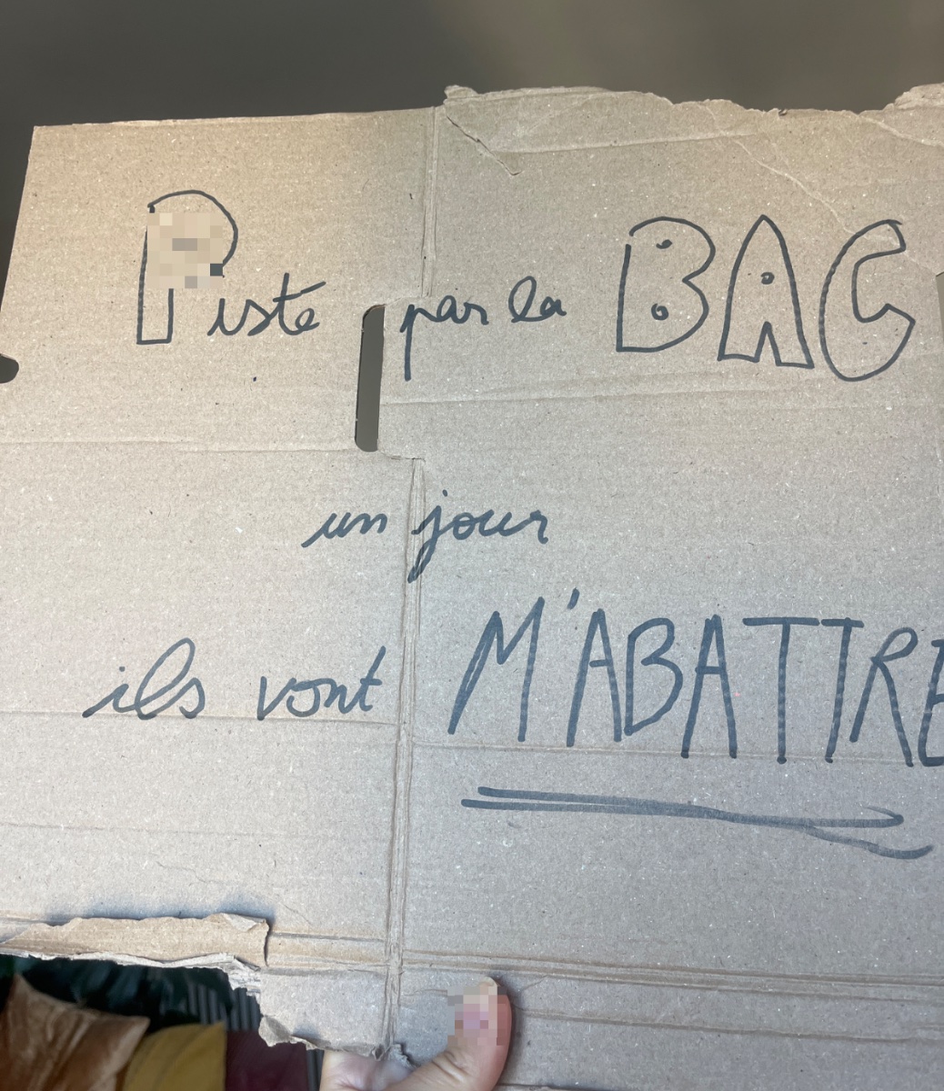 Pancarte « Pisté par la Bac, un jour ils vont m’abattre », Paris (75), 8 octobre 2026