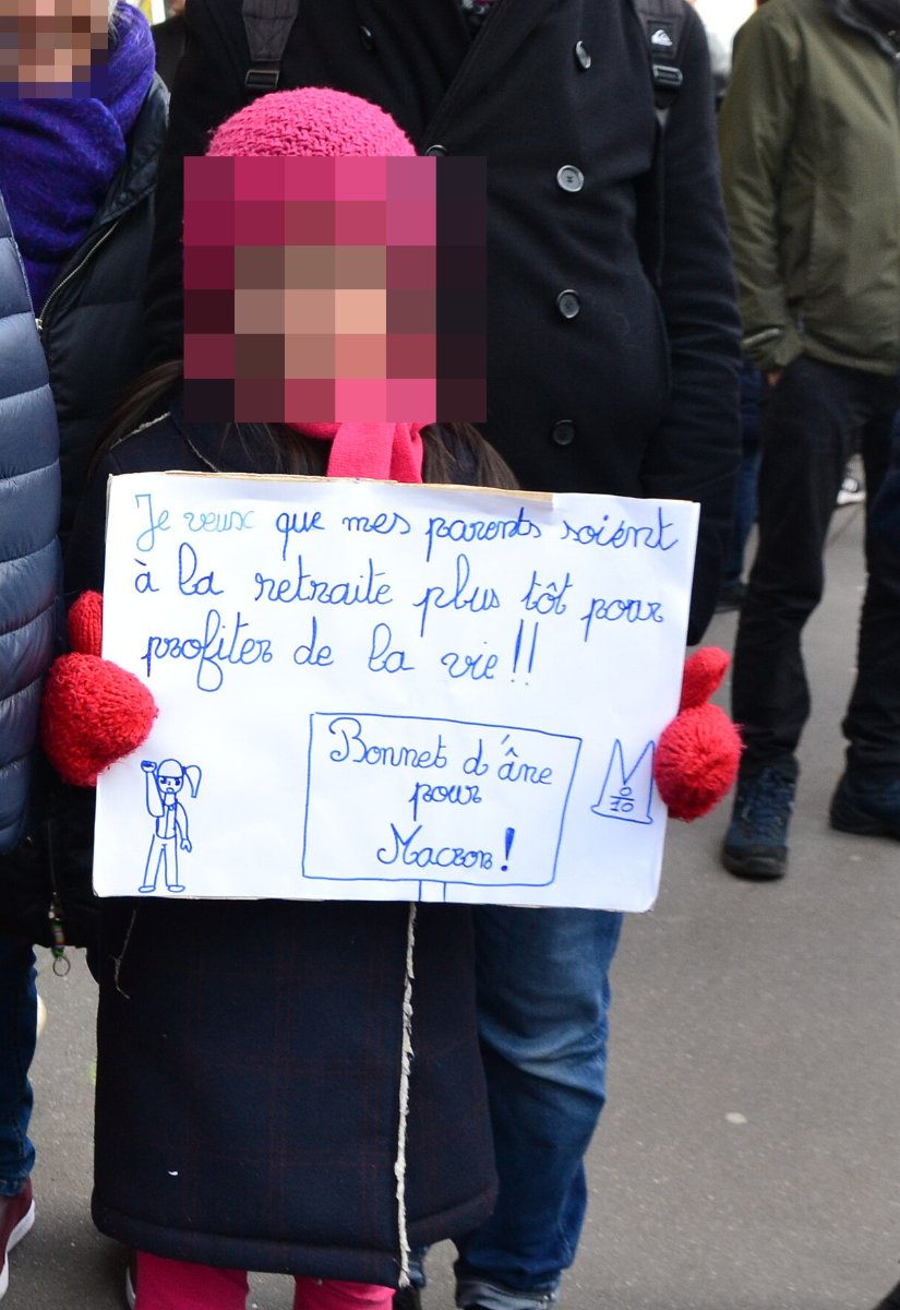 Pancarte « Je veux que mes parents soient à la retraite plus tôt pour profiter de la vie !! Bonnet d'âne pour Macron ! », Paris (75), 11 janvier 2020