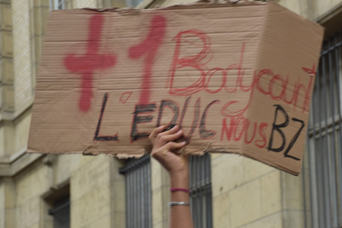 Pancarte « +1 Bodycount L'EDUC NOUS BZ », Paris (75), 2 octobre 2026