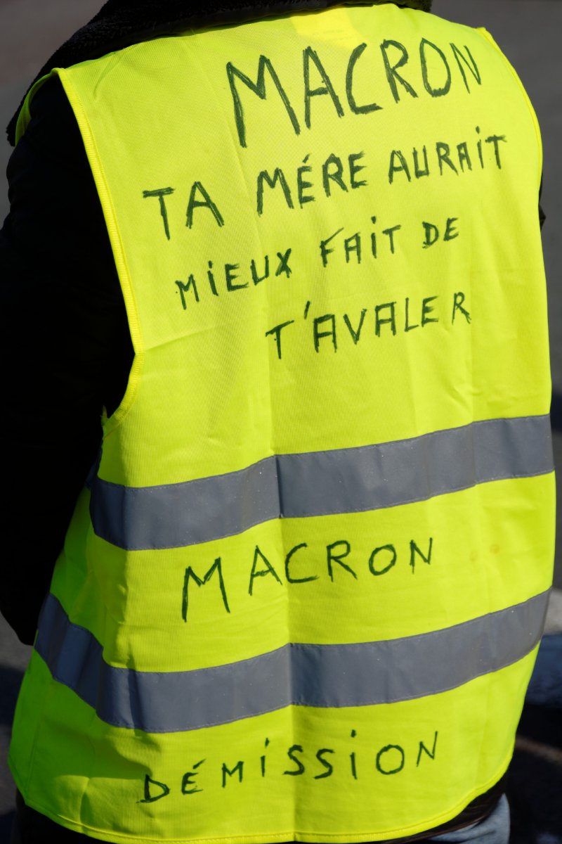 Pancarte « MACRON TA MÉRE AURAIT MIEUX FAIT DE T'AVALER MACRON DÉMISSION », Morvillars (90), 23 février 2019