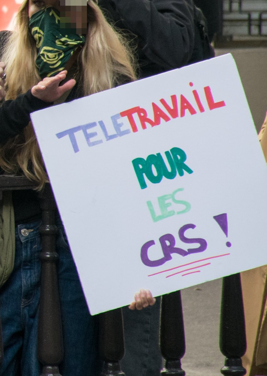 Pancarte « TELETRAVAIL POUR LES CRS ! », Paris (75), 17 octobre 2026