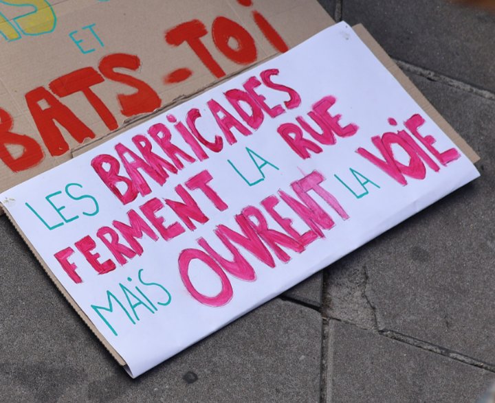 Pancarte « LES BARRICADES FERMENT LA RUE MAIS OUVRENT LA VOIE », Paris (75), 6 octobre 2026