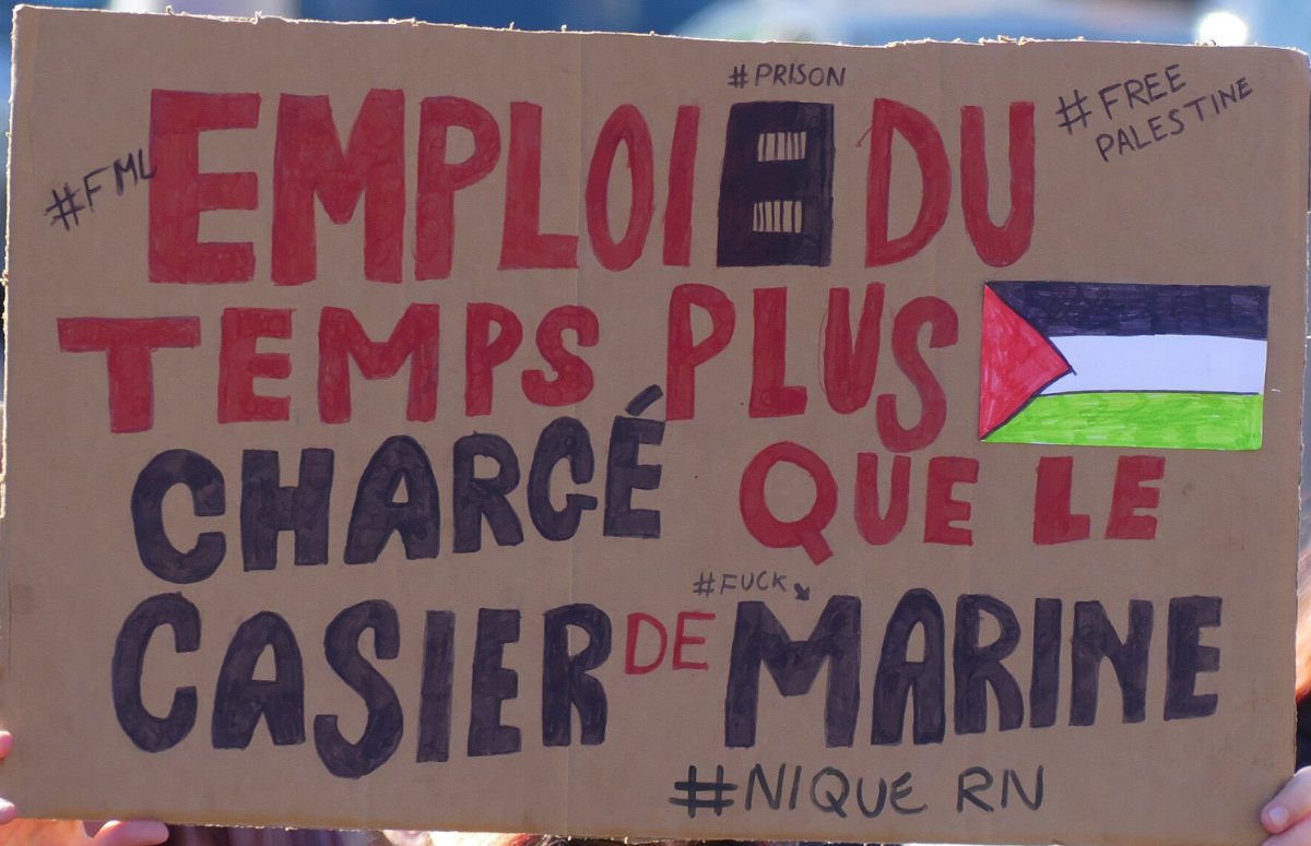 Pancarte « EMPLOI DU TEMPS PLUS CHARGÉ QUE LE CASIER DE MARINE #FML #PRISON #FREE PALESTINE #FUCK #NIQUE RN », Belfort (90), 6 octobre 2026