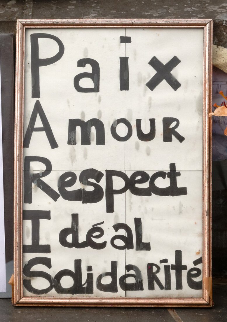 Pancarte « PAIX AMOUR RESPECT IDÉAL SOLIDARITÉ », Paris (75), 27 avril 2016