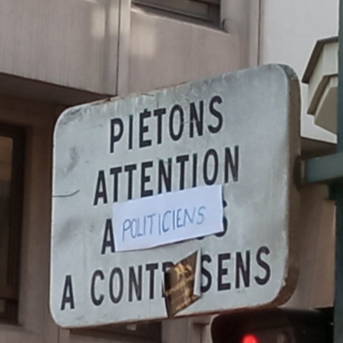 Pancarte « Piétons attention ! Politiciens à contresens », Lyon (69), 6 octobre 2026