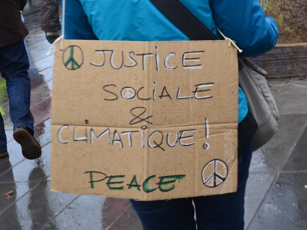 Pancarte « JUSTICE SOCIALE & CLIMATIQUE ! PEACE », Paris (75), 15 décembre 2018