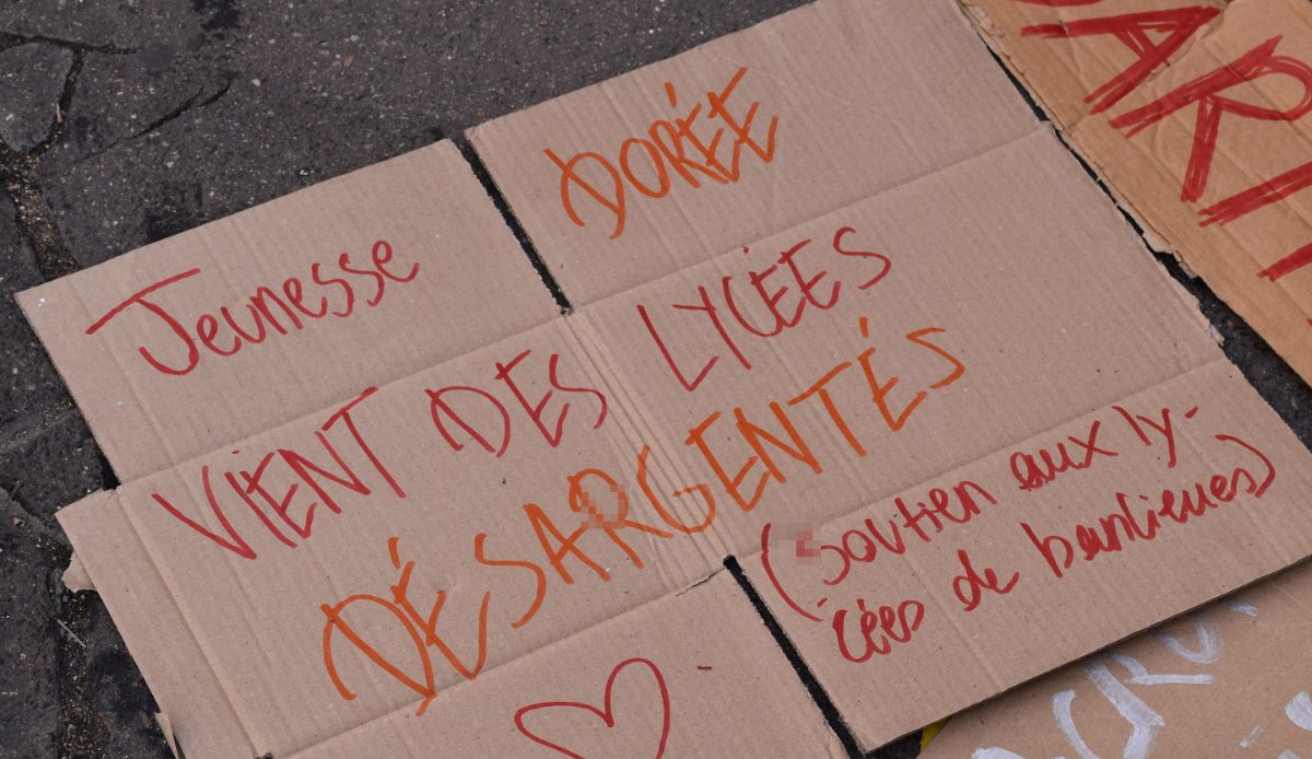 Pancarte « Jeunesse dorée VIENT DES LYCÉES DÉSARGENTÉS (soutien aux lycées de banlieues) ♥ », Paris (75), 2 octobre 2026
