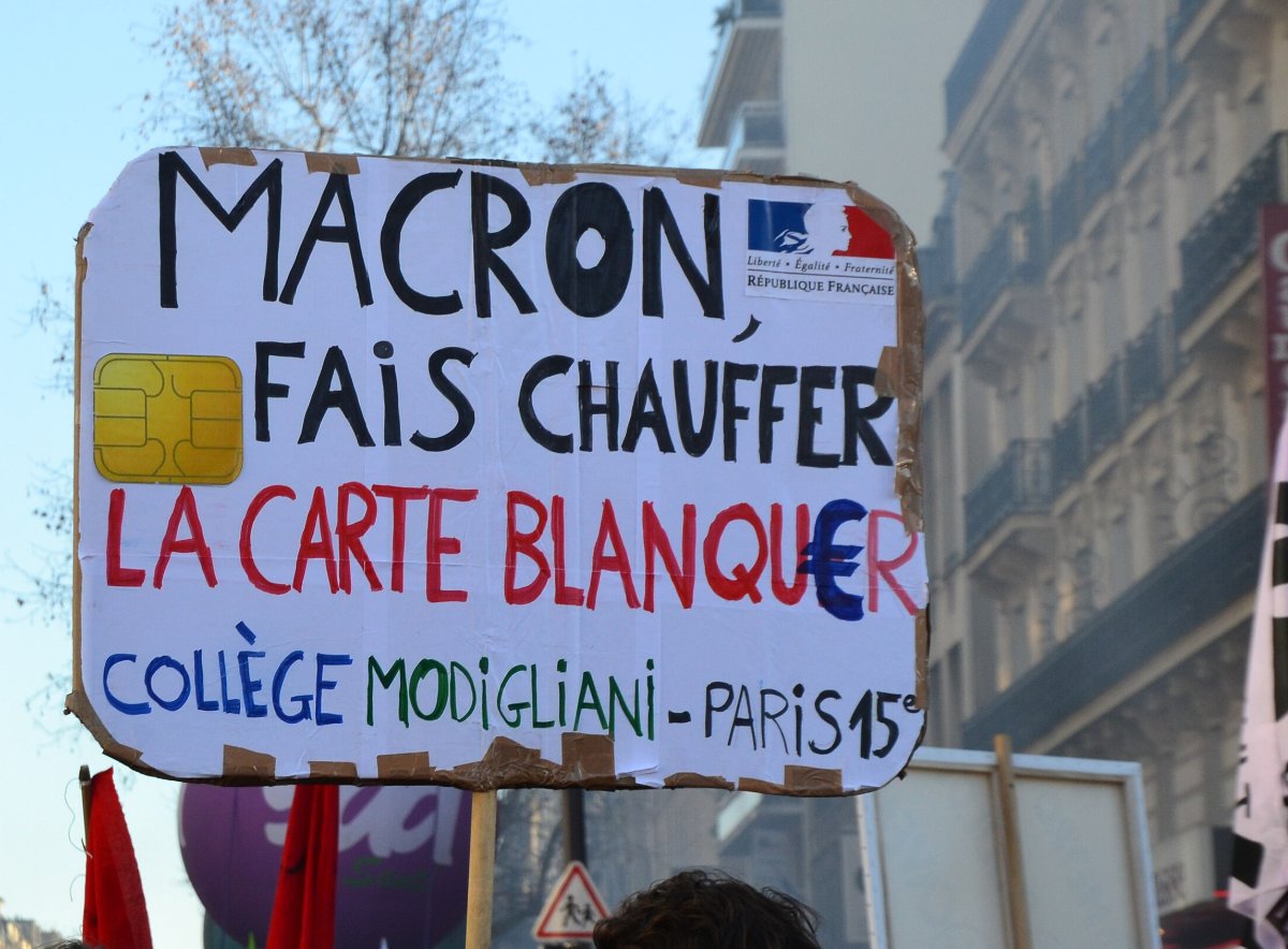 Pancarte « MACRON FAIS CHAUFFER LA CARTE BLANQU€R COLLÈGE MODIGLIANI - PARIS 15e », Paris (75), 16 janvier 2020