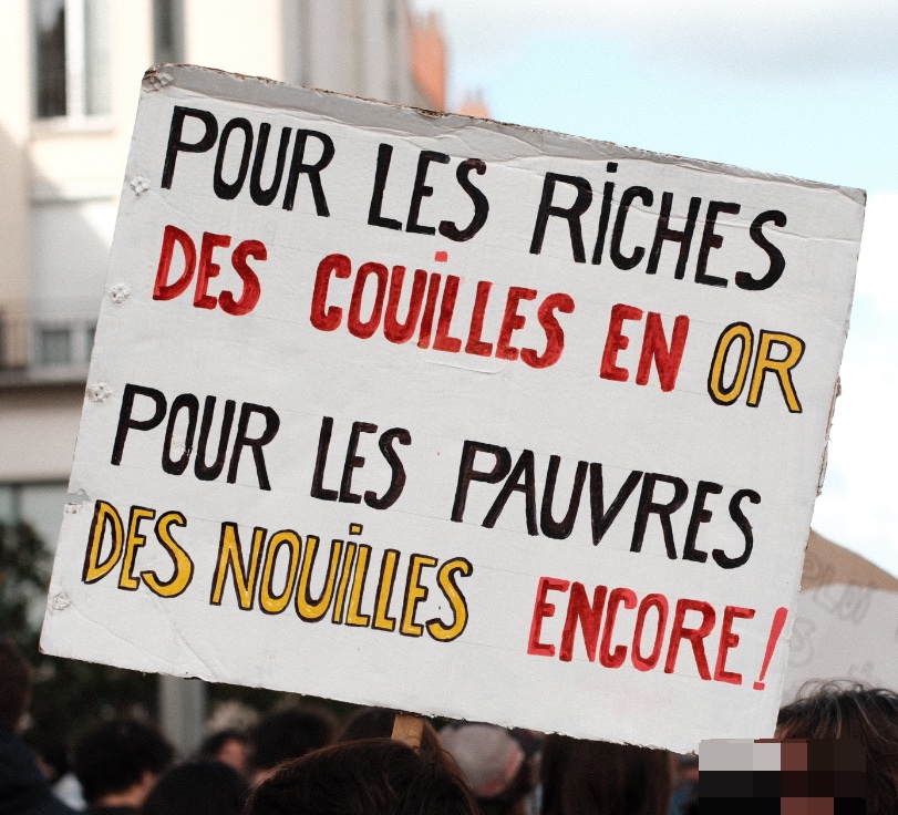 Pancarte « Pour les riches des couilles en or. Pour les pauvres des nouilles encore. », Tours (37), 17 octobre 2026