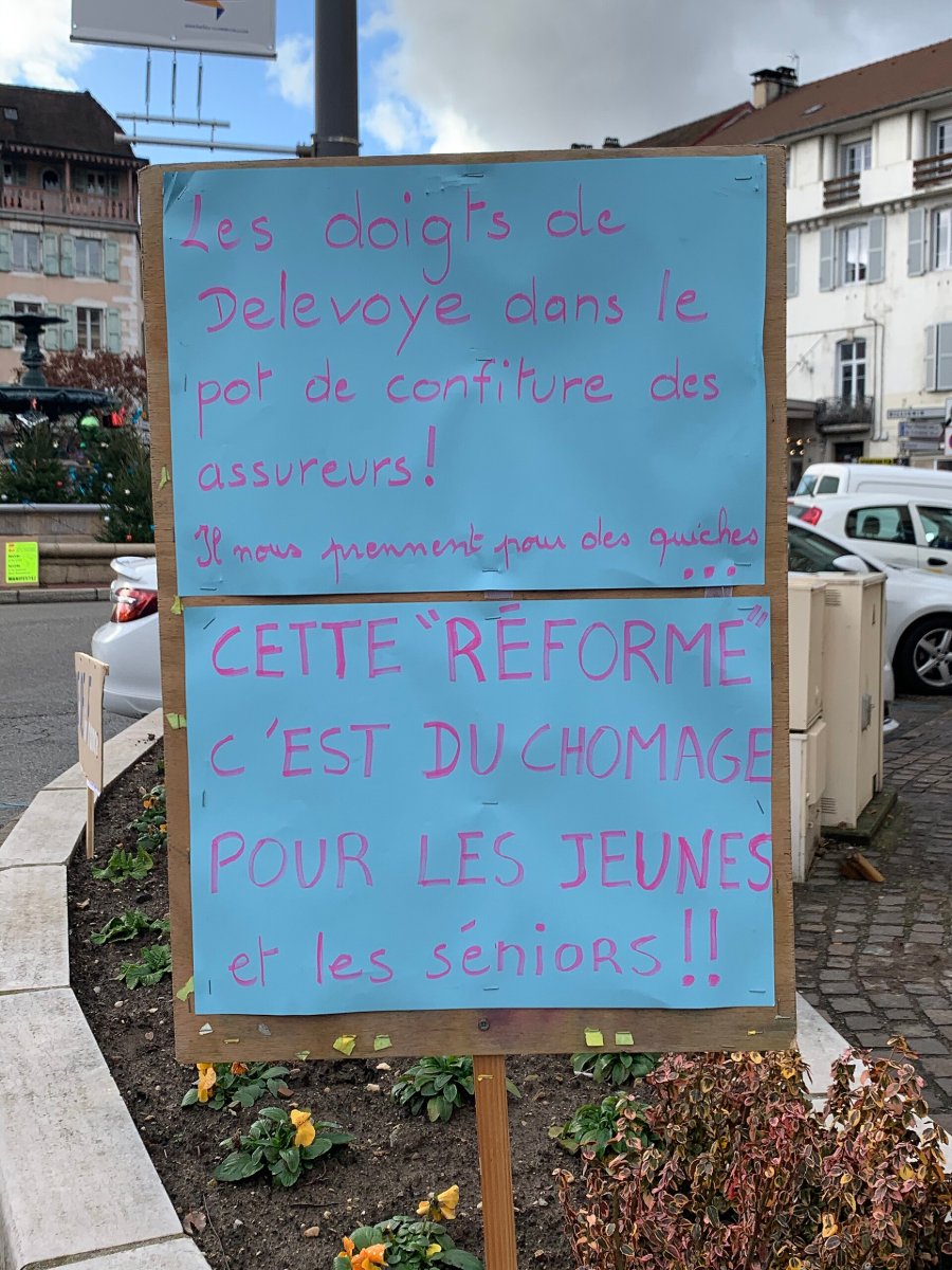 Pancarte « Les doigts de Delevoye dans le pot de confiture des assureurs ! Il nous prennent pour des quiches ... CETTE "RÉFORME" C… », Belley (01), 12 décembre 2019