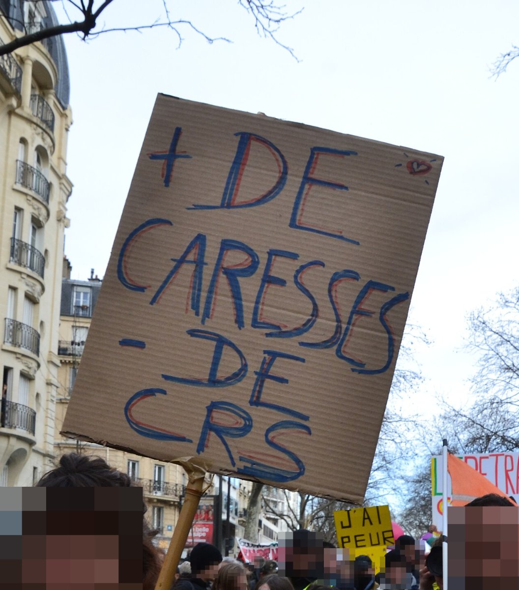 Pancarte « + DE CARESSES - DE CRS », Paris (75), 11 janvier 2020