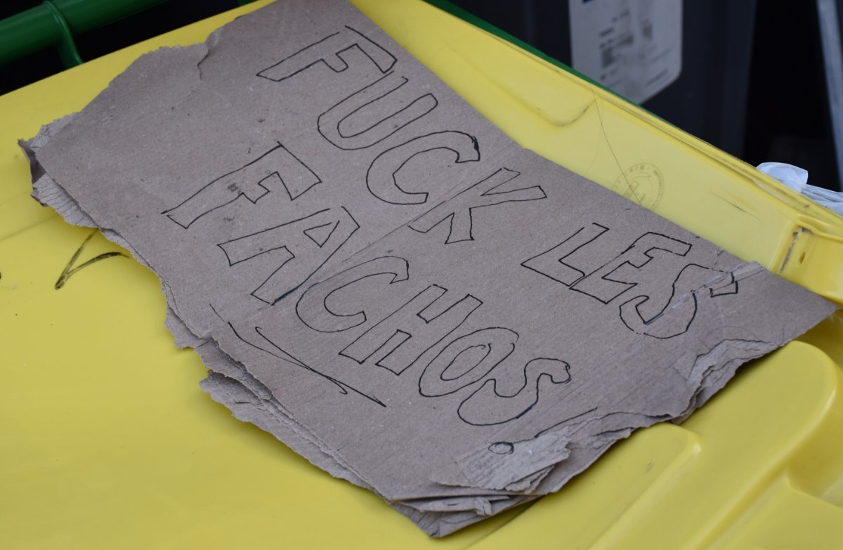 Pancarte « FUCK LES FACHOS », Paris (75), 1 octobre 2026