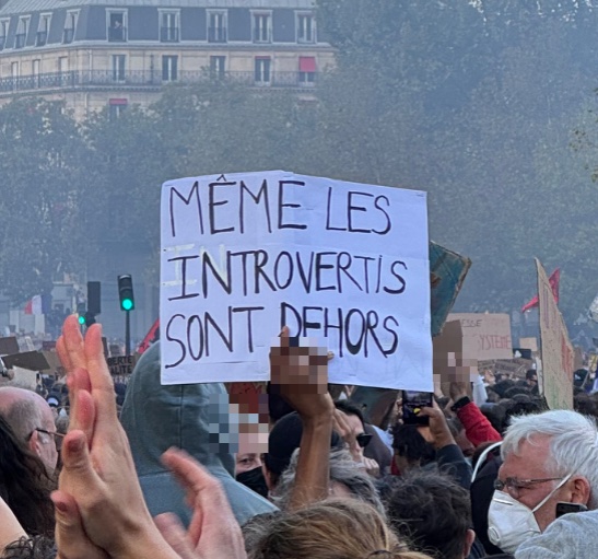 Pancarte « Même les introvertis sont dehors », Paris (75), 17 octobre 2026