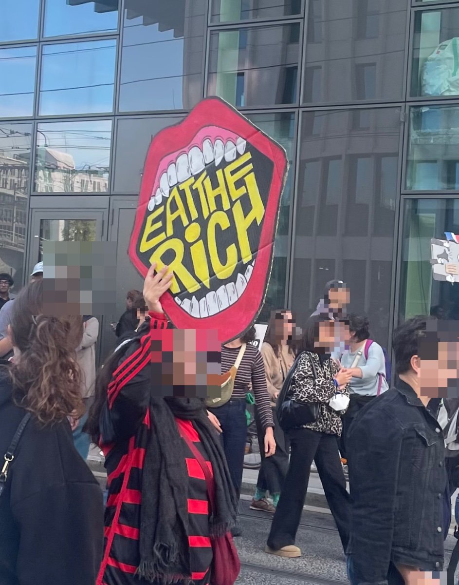 Pancarte « Eat the rich », Lyon, 15 octobre 2026
