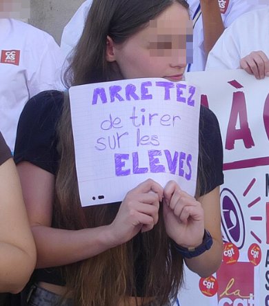 Pancarte « ARRETEZ de tirer sur les ELEVES », Belfort (90), 29 septembre 2026