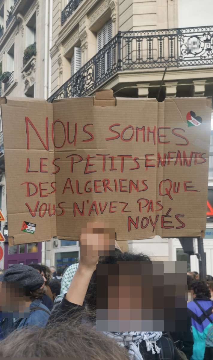 Pancarte « Nous sommes les petits enfants des Algériens que vous n avez pas noyés », Paris (75), 17 octobre 2026
