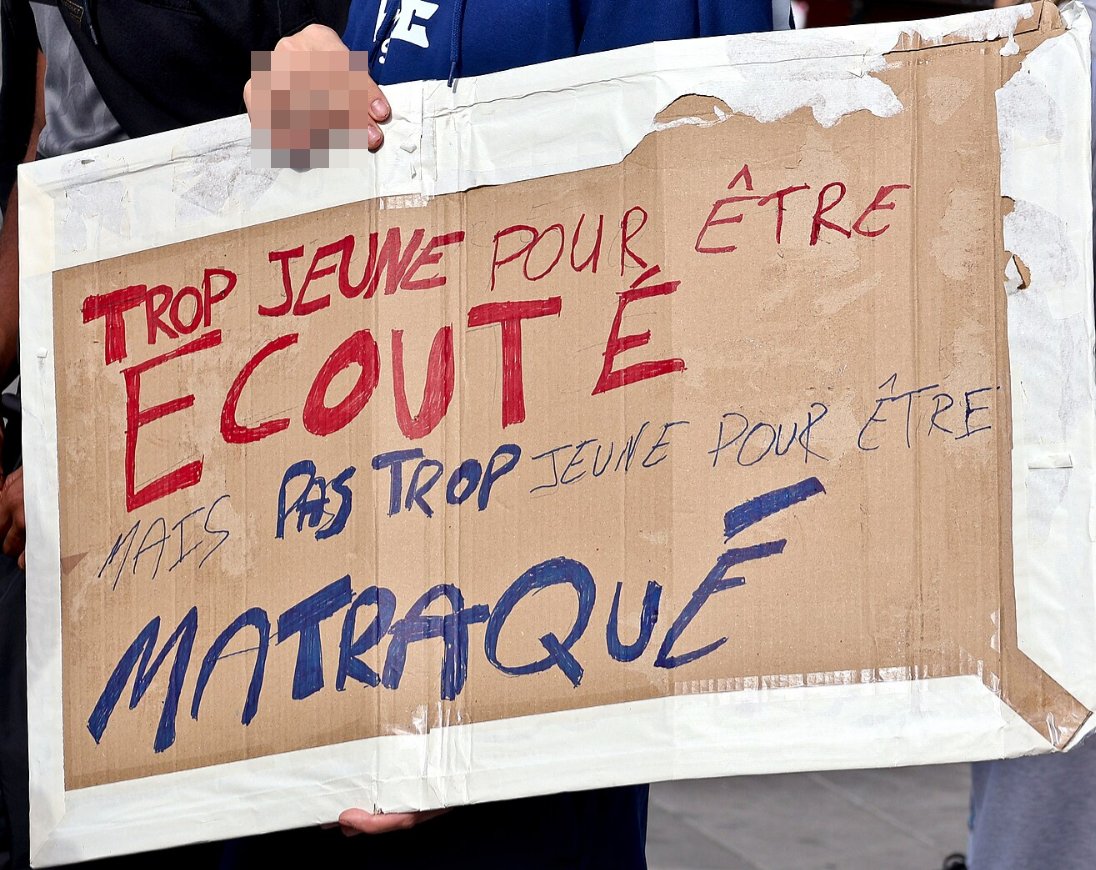Pancarte « TROP JEUNE POUR ÊTRE ECOUTÉ MAIS PAS TROP JEUNE POUR ÊTRE MATRAQUÉ », Paris (75), 6 octobre 2026