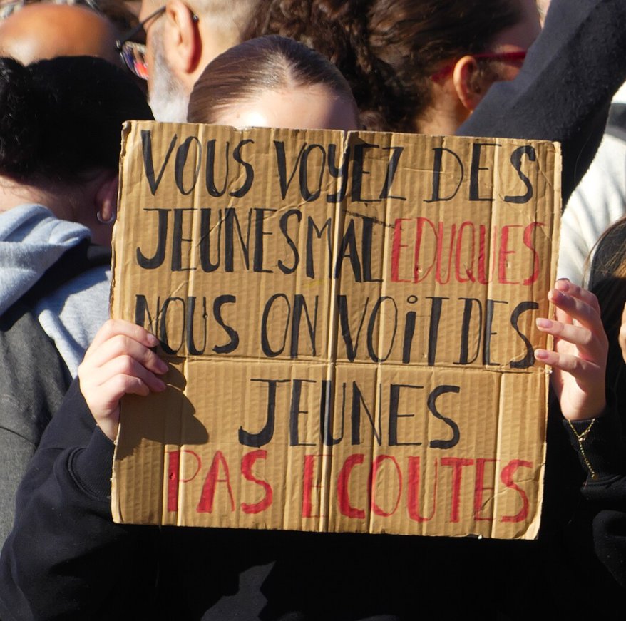 Pancarte « VOUS VOYEZ DES JEUNES MAL EDUQUES NOUS ON VOIT DES JEUNES PAS ECOUTES », Belfort (90), 6 octobre 2026