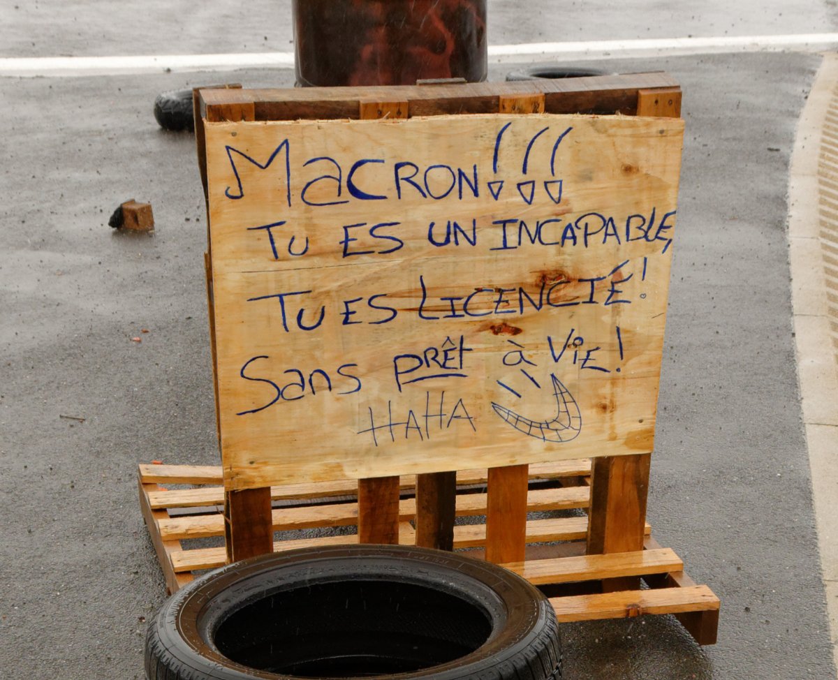Pancarte « Macron!!! TU ES UN INCAPABLE, TU ES LICENCIÉ ! Sans prêt à vie ! HAHA », Argiésans (90), 9 décembre 2018