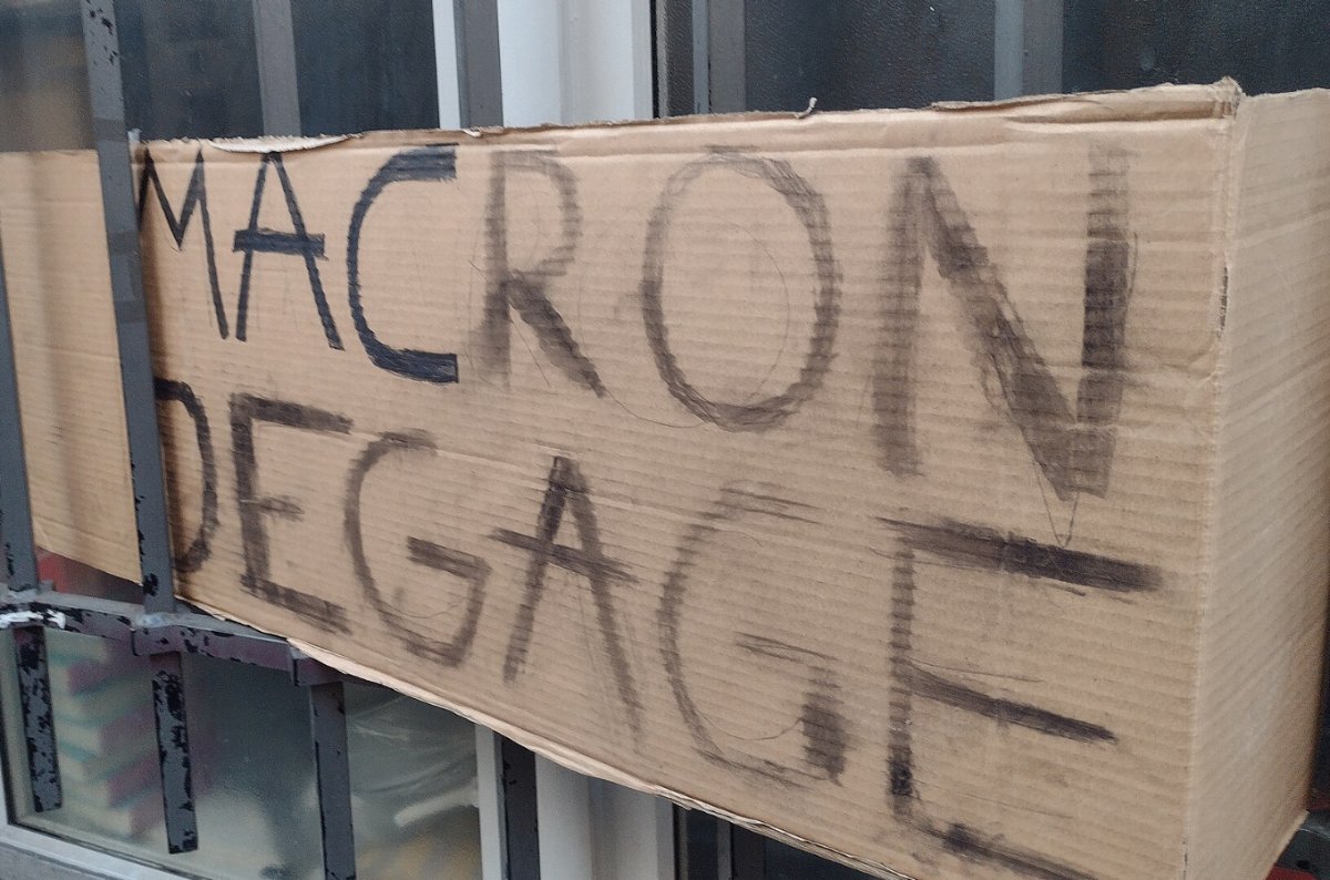 Pancarte « MACRON DEGAGE », Paris (75), 10 septembre 2025