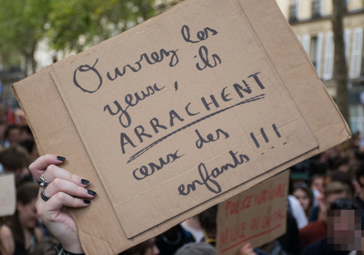 Pancarte « Ouvrez les yeux, ils ARRACHENT ceux des enfants !!! », Paris (75), 6 octobre 2026