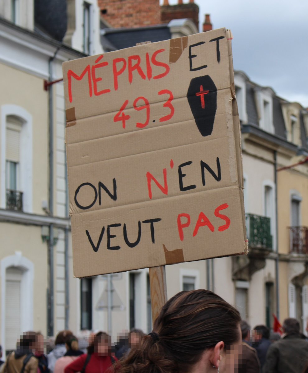 Pancarte « MÉPRIS ET 49.3 ON N'EN VEUT PAS », Le Mans (72), 13 avril 2023
