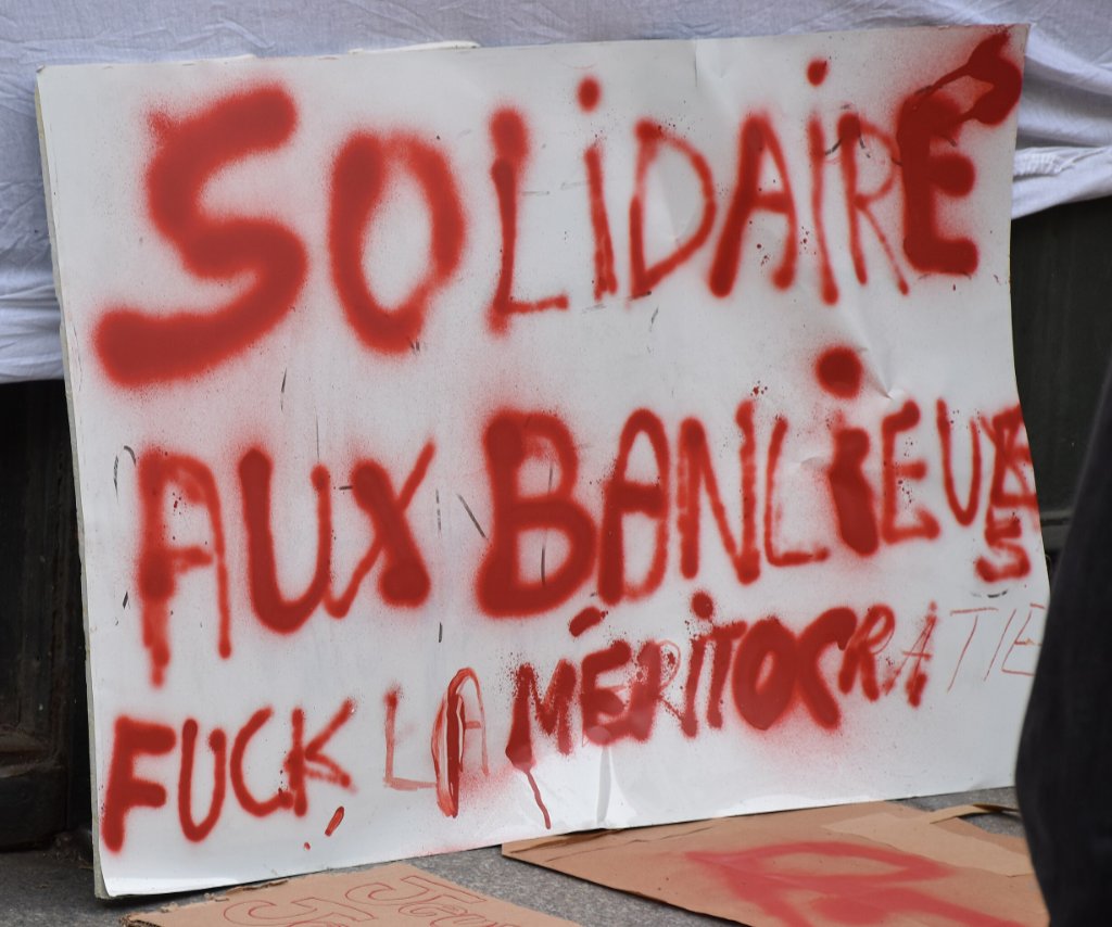 Pancarte « SOLIDAIRE AUX BANLIEUES FUCK LA MÉRITOCRATIE », Paris (75), 2 octobre 2026