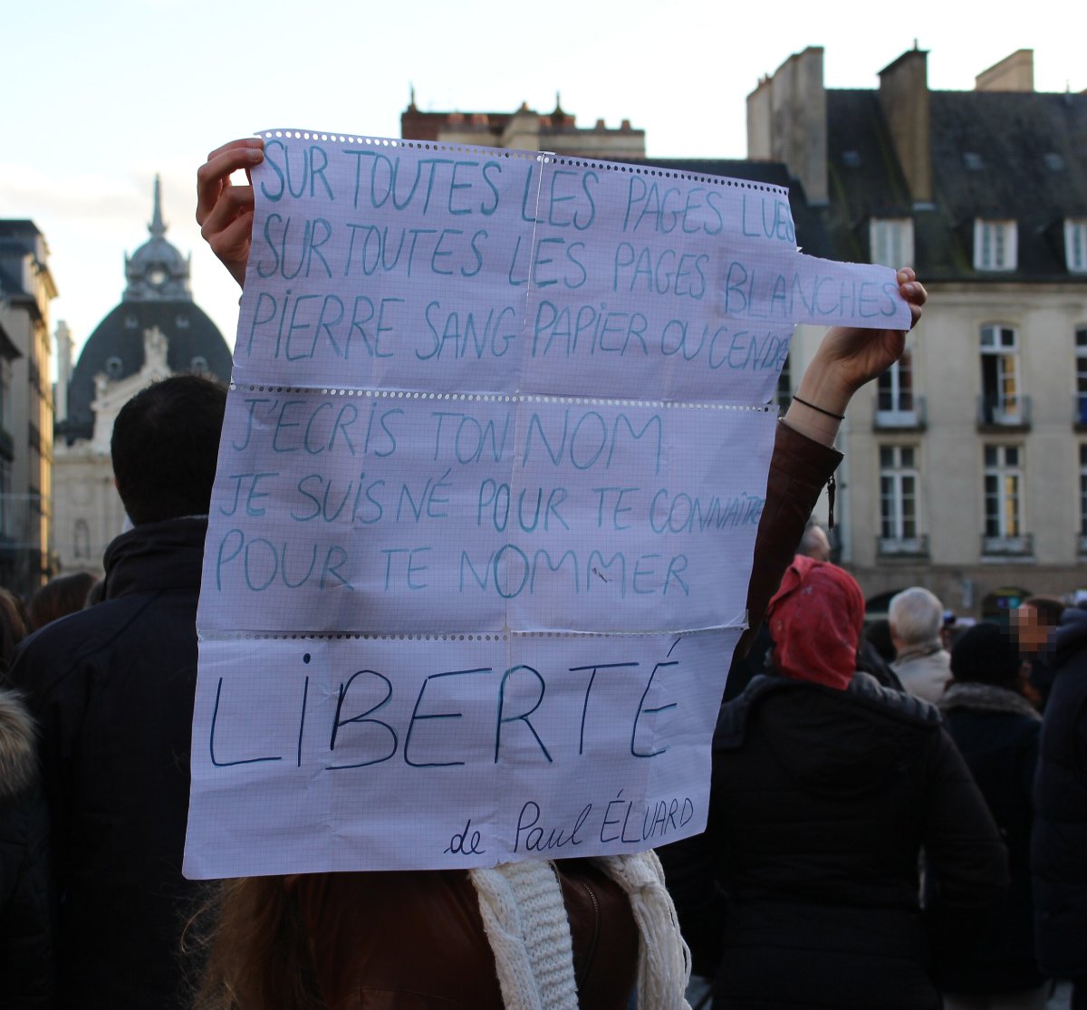 Pancarte « SUR TOUTES LES PAGES LUES SUR TOUTES LES PAGES BLANCHES PIERRE SANG PAPIER OU CENDRE J'ECRIS TON NOM JE SUIS NÉ POUR TE… », Rennes (35), 11 janvier 2015
