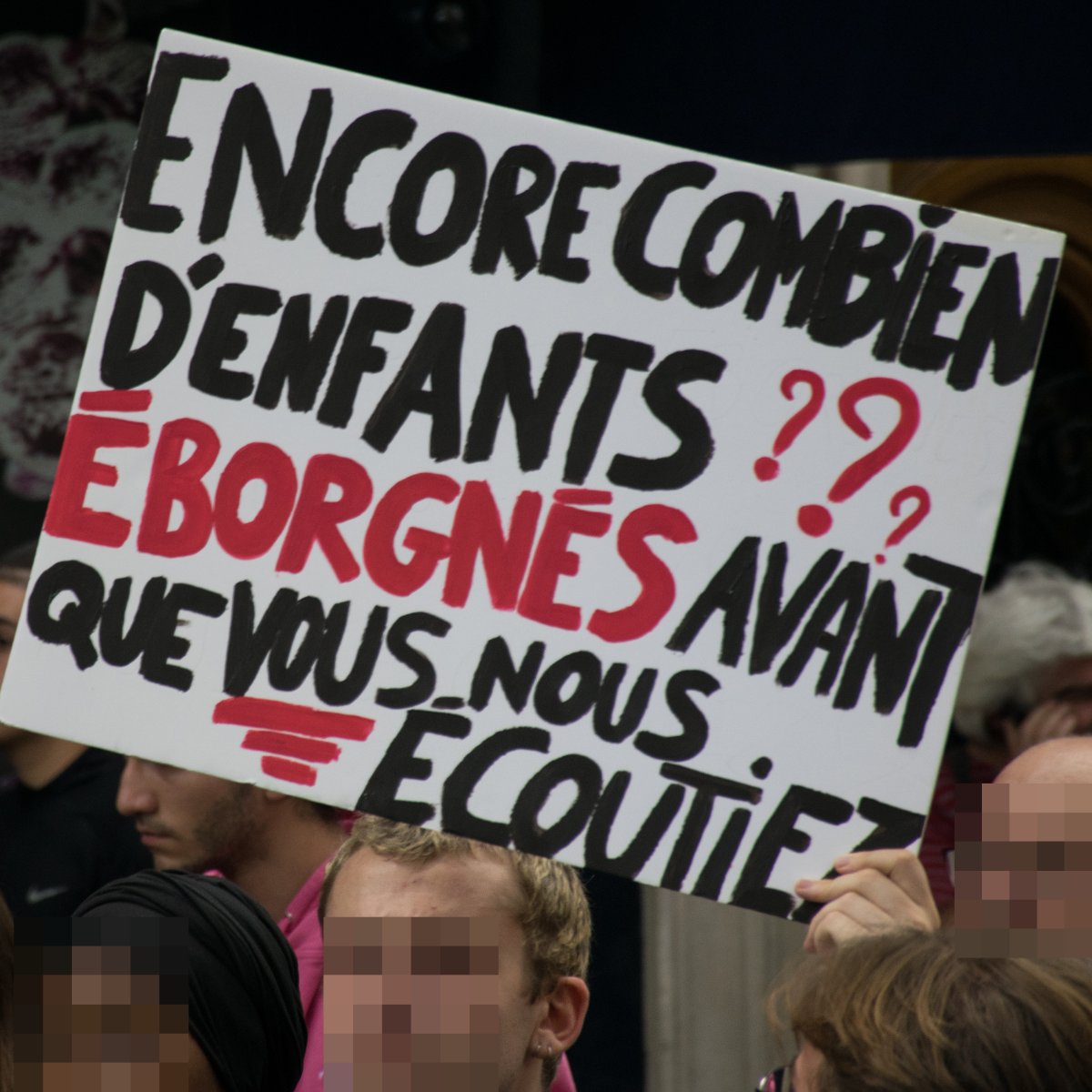 Pancarte « ENCORE COMBIEN D'ENFANTS ?? ÉBORGNÉS AVANT QUE VOUS NOUS ÉCOUTIEZ », Paris (75), 6 octobre 2026