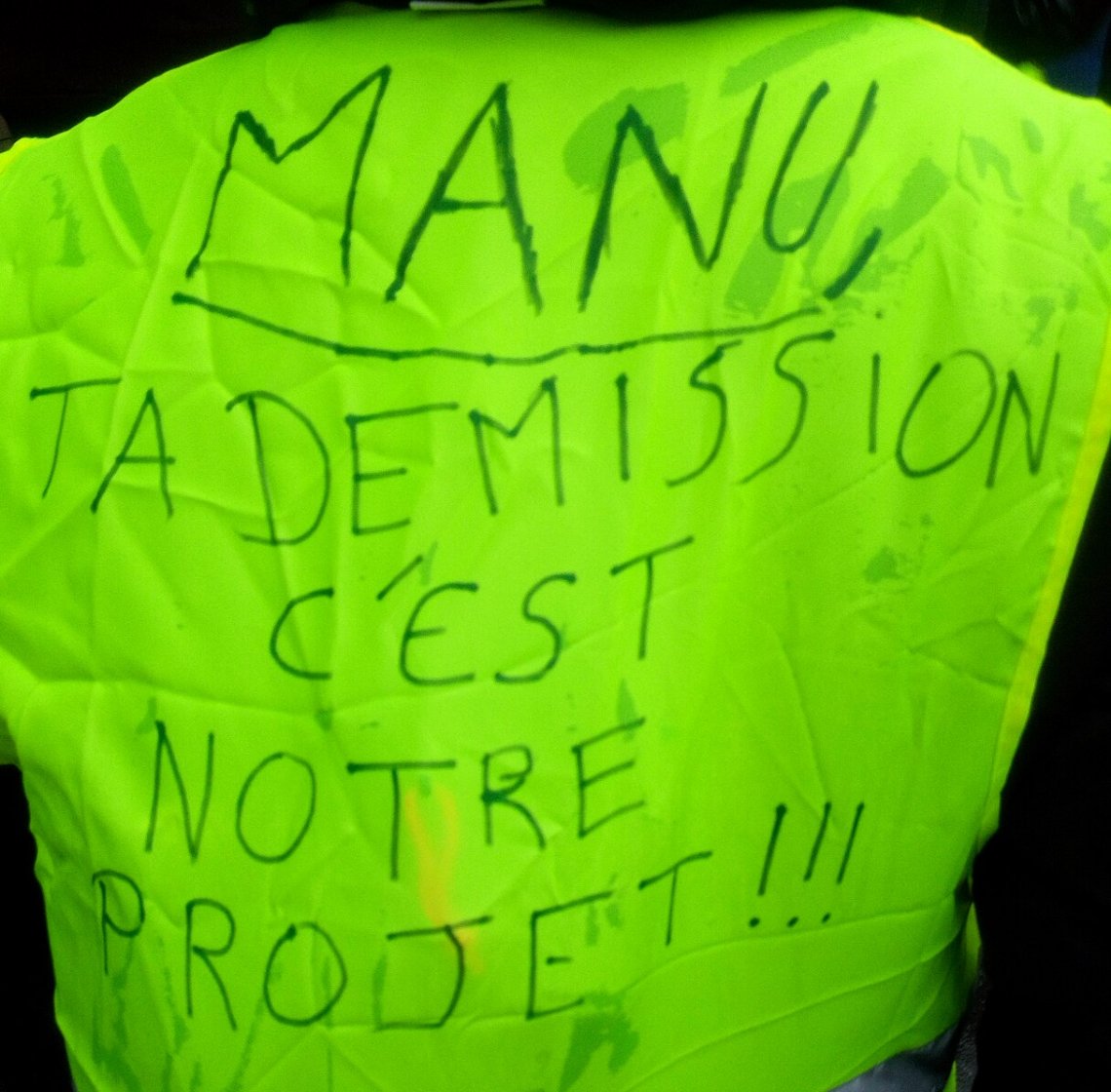 Pancarte « MANU TA DEMISSION C'EST NOTRE PROJET!!! », Lille (59), 8 décembre 2018