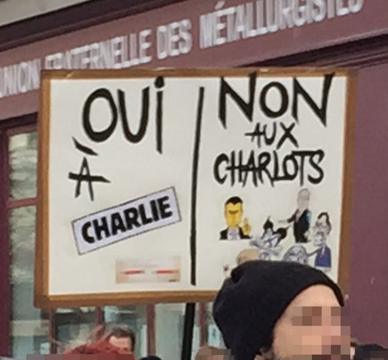 Pancarte « OUI À CHARLIE NON AUX CHARLOTS », Paris (75), 11 janvier 2015