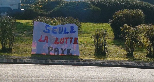 Pancarte « SEULE LA LUTTE PAYE », Andelnans (90), 16 novembre 2019