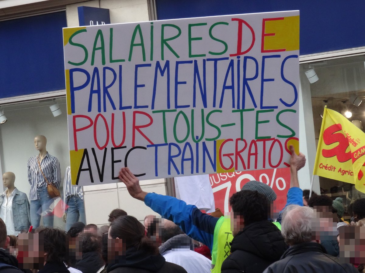 Pancarte « SALAIRES DE PARLEMENTAIRES POUR TOUS-TES AVEC TRAIN GRATOS », Paris (75), 5 février 2019