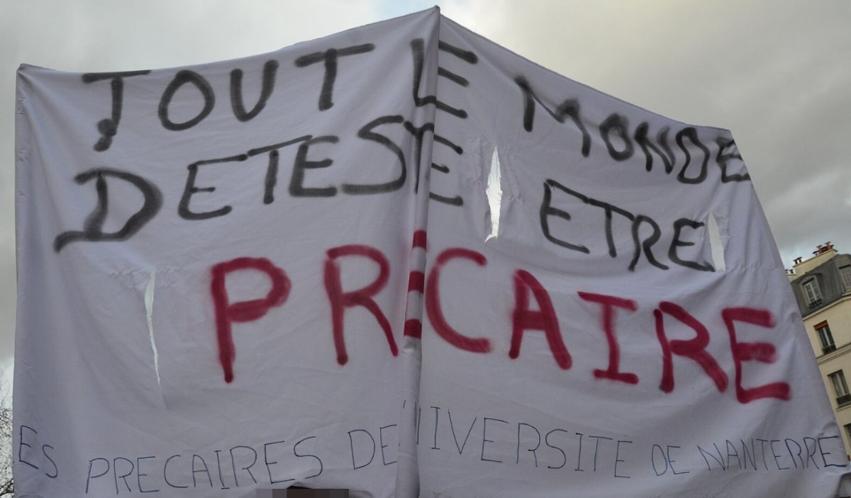Pancarte « TOUT LE MONDE DETESTE ETRE PRECAIRE LES PRECAIRES DE L'UNIVERSITE DE NANTERRE », Paris (75), 17 décembre 2019