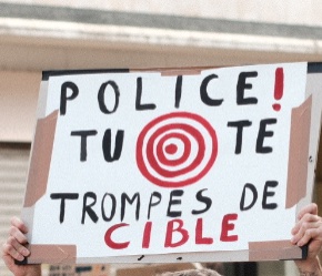 Pancarte « Police tu te trompes de cible. », Tours (37), 17 octobre 2026