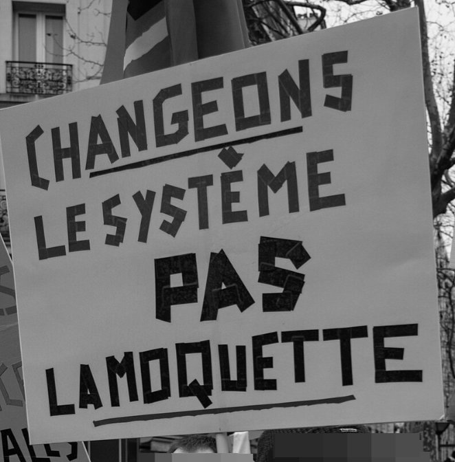 Pancarte « CHANGEONS LE SYSTÈME PAS LAMOQUETTE », Paris (75), 8 décembre 2018