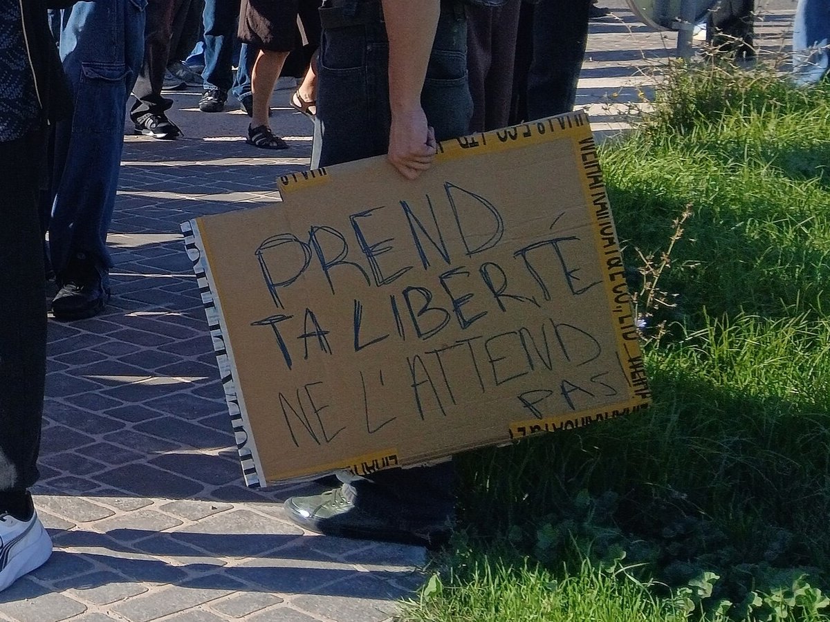 Pancarte « PREND TA LIBERTÉ NE L'ATTEND PAS », Aix-en-Provence (13), 17 octobre 2026