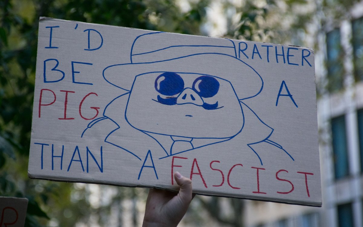 Pancarte « I'D RATHER BE A PIG THAN A FASCIST », Paris (75), 17 octobre 2026