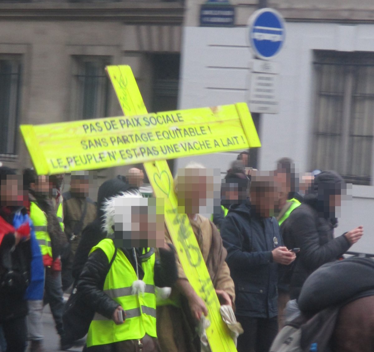 Pancarte « PAS DE PAIX SOCIALE SANS PARTAGE EQUITABLE ! LE PEUPLE N' EST PAS UNE VACHE A LAIT ! », Paris (75), 5 janvier 2019