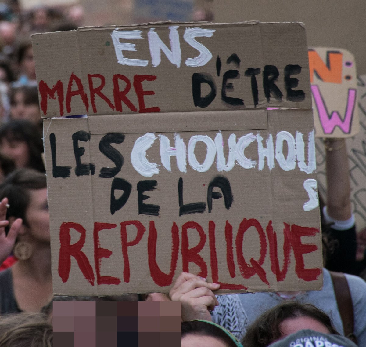 Pancarte « ENS MARRE D'ÊTRE LES CHOUCHOUS DE LA RÉPUBLIQUE », Paris (75), 6 octobre 2026