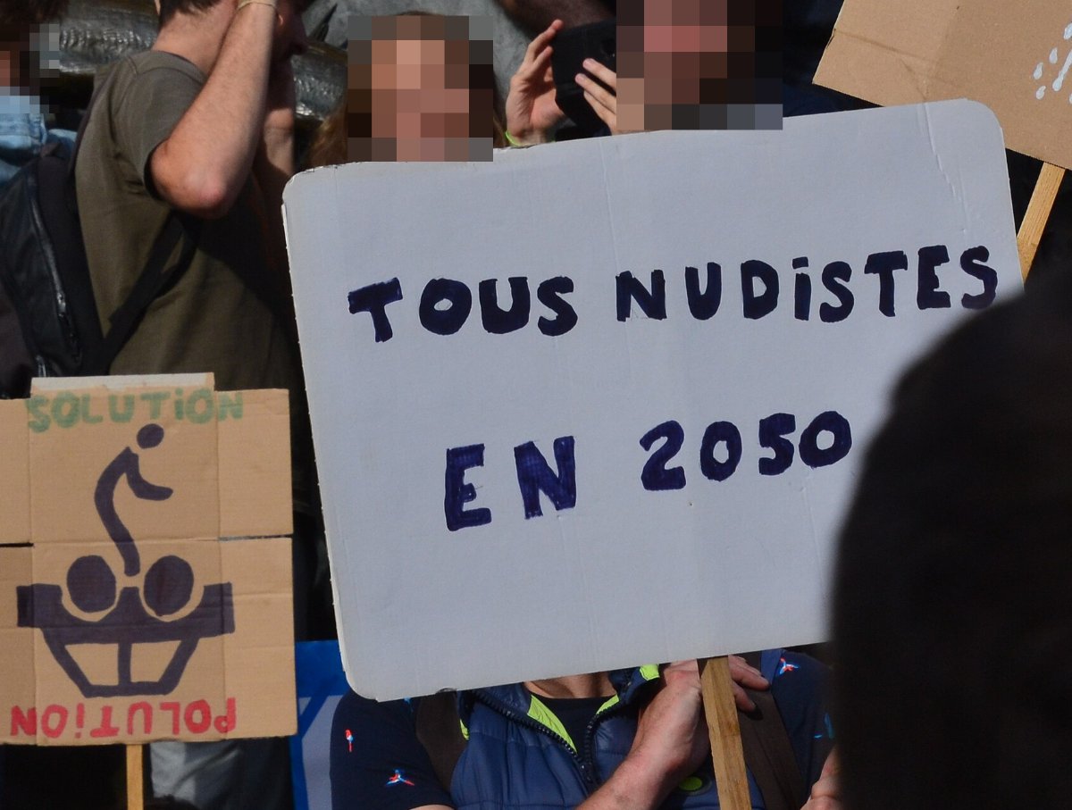 Pancarte « TOUS NUDISTES EN 2050 », Paris (75), 13 octobre 2018