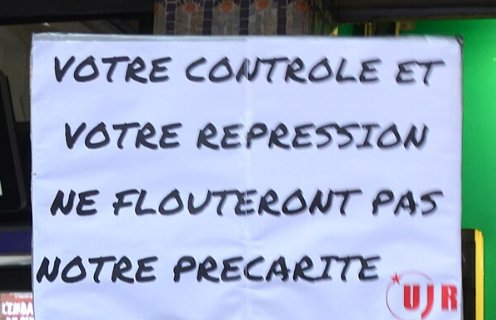 Pancarte « VOTRE CONTRÔLE ET VOTRE RÉPRESSION NE FLOUTERONT PAS NOTRE PRÉCARITÉ », Paris (75), 5 décembre 2020