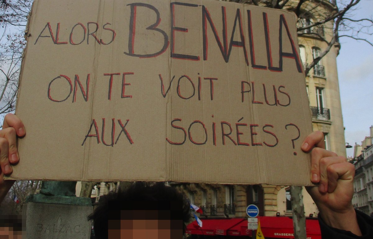 Pancarte « ALORS BENALLA ON TE VOIT PLUS AUX SOIRÉES ? », Paris (75), 9 février 2019