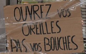 Pancarte « OUVREZ vos OREILLES PAS vos BOUCHES », Perpignan (66), 2 octobre 2026